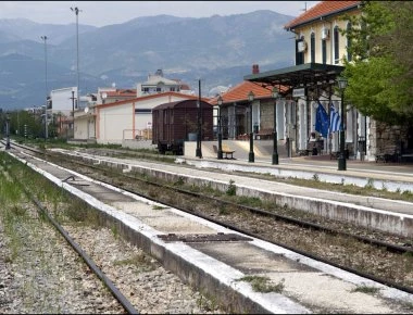 Τραγικό συμβάν στην Κομοτηνή - Προσφυγες παρασύρονταν για τουλάχιστον 200 μέτρα από διερχόμενο τρένο